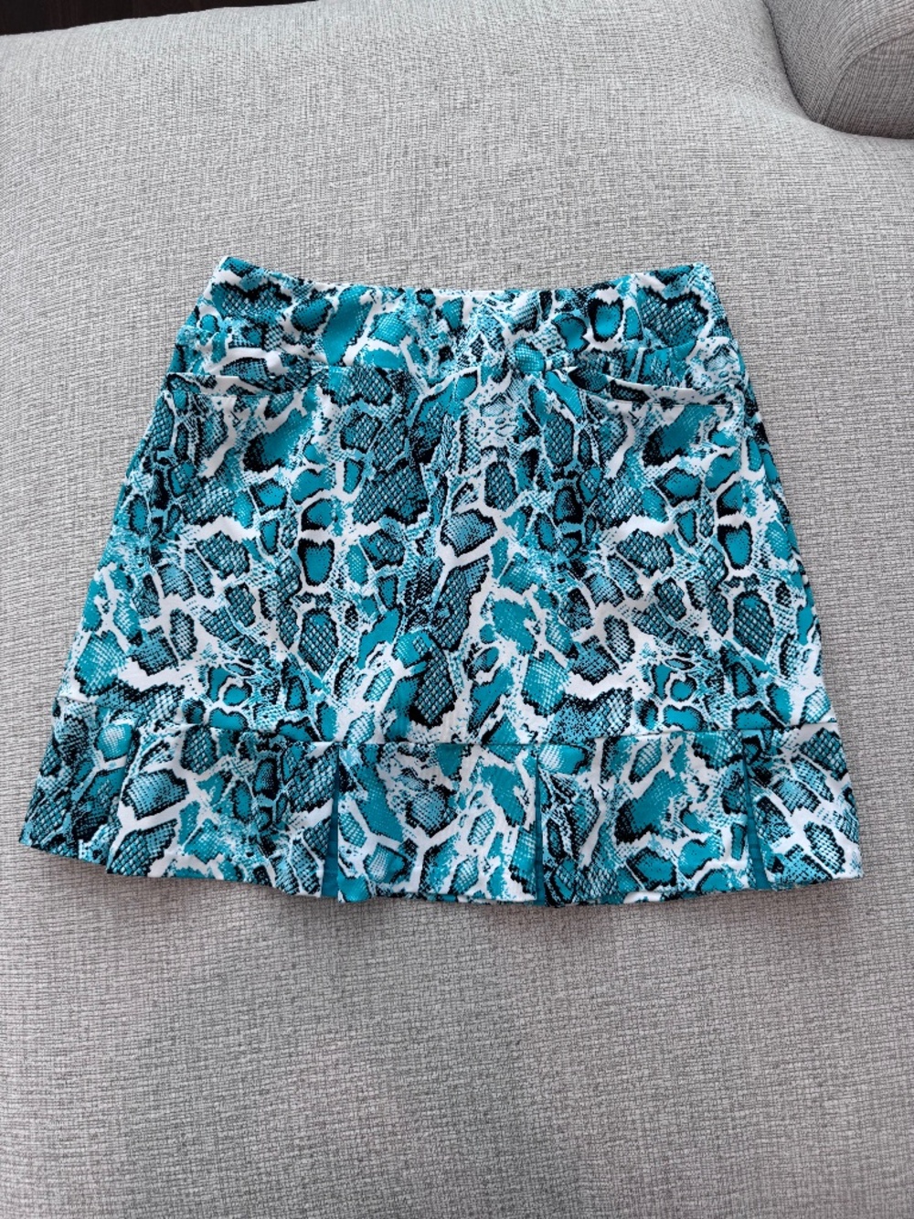 TAIL Women’s Gaia Golf Skirt/Skort Vibrant Blue & White Snake Print Size S